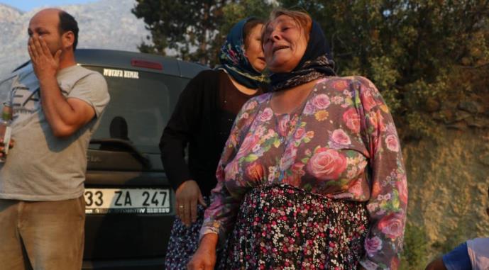 EVİNİN YANDIĞINI GÖREN BAĞ, GÖZYAŞLARINA BOĞULUP, AĞIT YAKTI