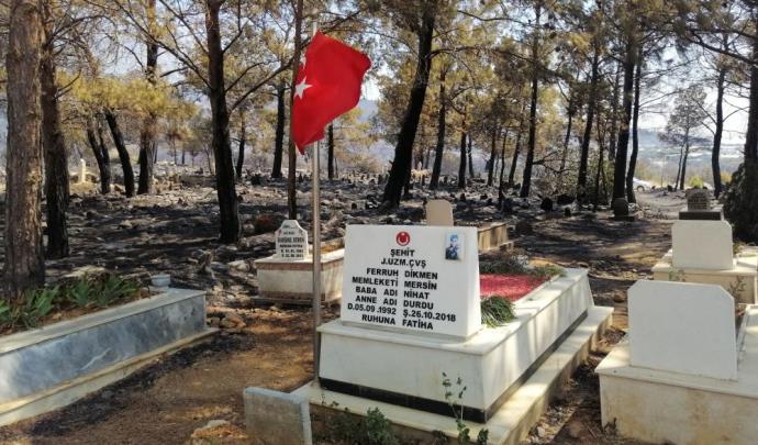 MEZARLIK YANDI, ŞEHİDİN MEZARI VE BAYRAK SAPASAĞLAM AYAKTA KALDI
