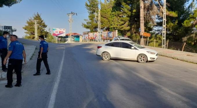 ŞÜPHELİYİ EVE GİTMEKTE OLAN POLİS MEMURU YAKALADI