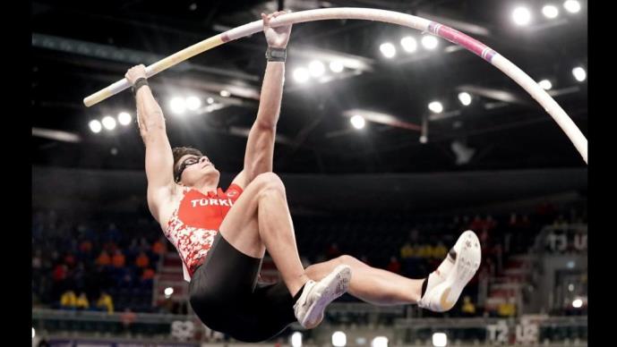 REKTÖR ÇAMSARI’DAN MERSİN ÜNİVERSİTESİ ÖĞRENCİSİ MİLLİ ATLET ERSU ŞAŞMA’YA KUTLAMA