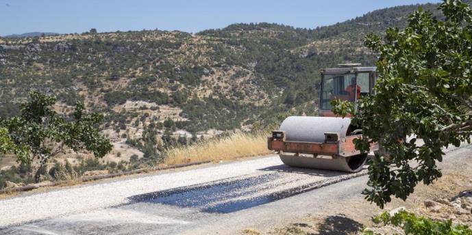 SİLİFKE’DE 5 MAHALLEYİ BİRBİRİNE BAĞLAYAN GRUP YOLU YENİLENDİ