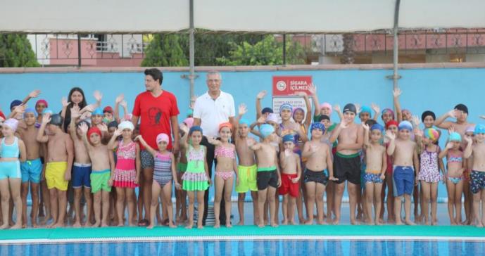 YÜZME KURSUNU TAMAMLAYANLAR SERTİFİKALARINI ALDI