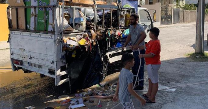 YANAN GERİ DÖNÜŞÜM ARACINI VATANDAŞLAR SÖNDÜRDÜ