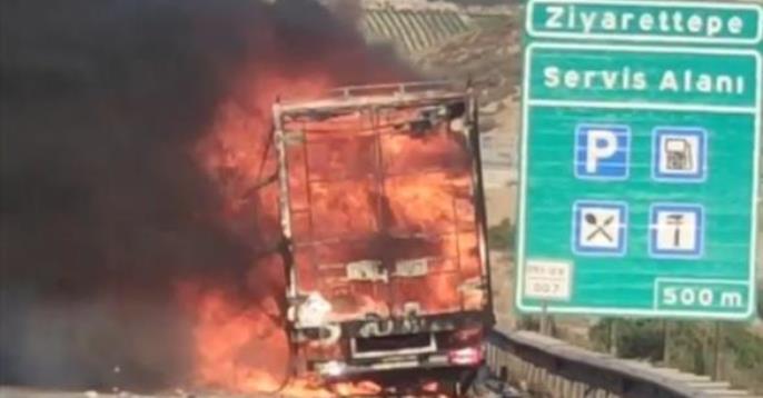 TARSUS’TA KAMYONET ÇIKAN YANGINDA KÜLE DÖNDÜ