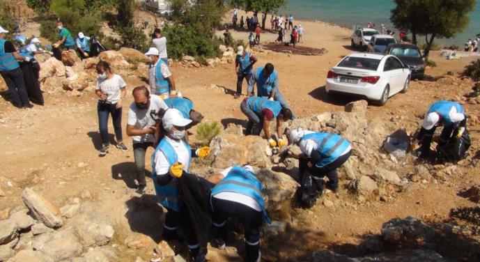 YANGINDA ZARAR GÖREN BOĞSAK MEVKİİNDE ÇEVRE TEMİZLİĞİ YAPILDI