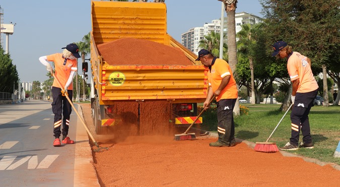 BÜYÜKŞEHİR EKİPLERİ, SAHİLDEKİ KOŞU YOLU ZEMİNİNİ İYİLEŞTİRDİ