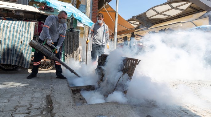 MERSİN BÜYÜKŞEHİR, PAZAR ALANLARINI İLAÇLIYOR