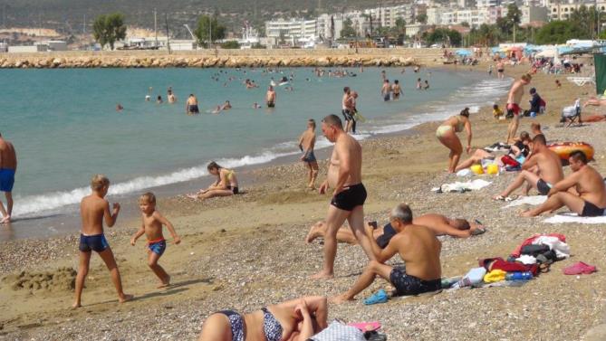 MERSİN’DE OKULLAR AÇILMASINA RAĞMEN SAHİLLERDE DOLULUK YAŞANIYOR