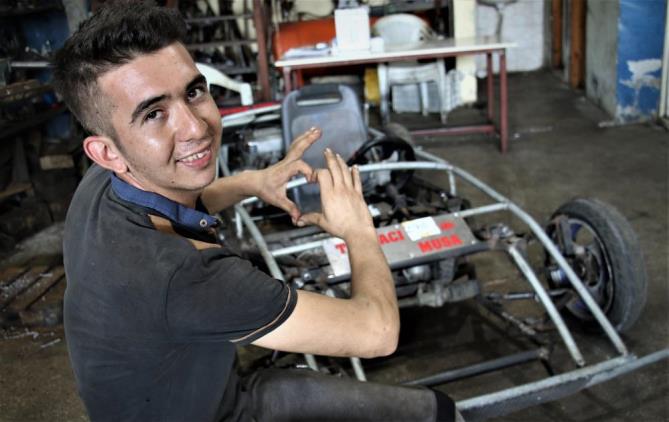 HAYALİNİ GERÇEKLEŞTİRDİ, KENDİ ARABASINI YAPTI