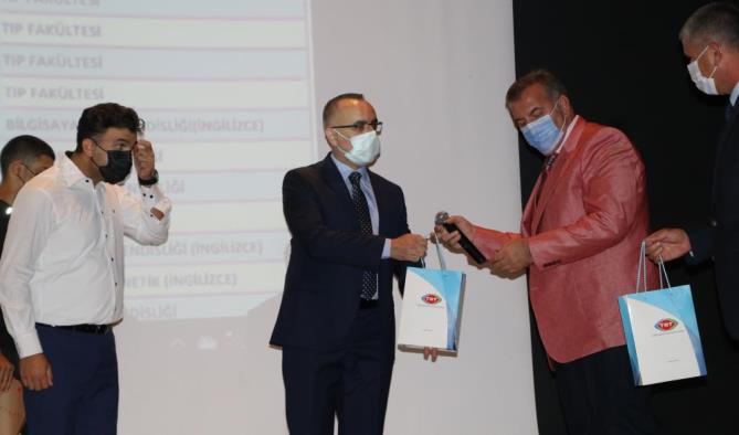 YKS’DA BAŞARILI OLAN ÖĞRENCİLERE ÖDÜLLERİ VERİLDİ