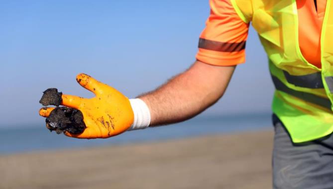 MERSİN SAHİLLERİNDE PETROL TEMİZLİĞİ SÜRÜYOR