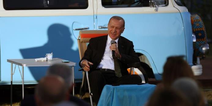 CUMHURBAŞKANI ERDOĞAN, MERSİN’DE GENÇLERE ŞARKI SÖYLEDİ