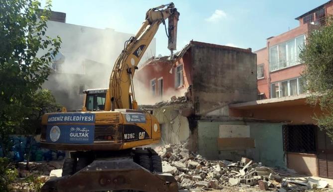 AKDENİZ’DE METRUK BİNALARIN YIKIMI DEVAM EDİYOR
