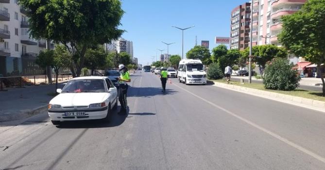 MERSİN’DE ÇEVREYİ RAHATSIZ EDEN 2 BİN 139 ARAÇ TRAFİKTEN MEN EDİLDİ