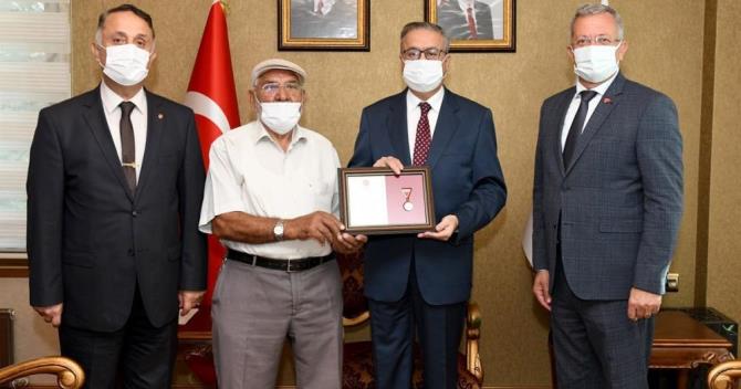 VALİ SU’DAN HAYIRSEVER VATANDAŞA MADALYA VE TAKDİR BELGESİ