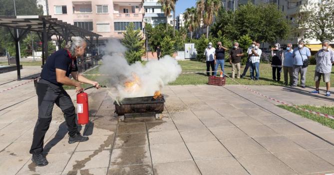 MERSİN’DE ‘EMEKLİ EVİ’ SAKİNLERİNE YANGIN SÖNDÜRME EĞİTİMİ VERİLDİ