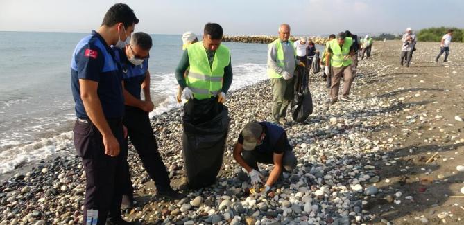 MERSİN ERDEMLİ SAHİLLERİNDE SURİYE KAYNAKLI PETROL SIZINTISININ TEMİZLENMESİ ÇALIŞMASI SÜRÜYOR