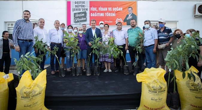 SEÇER, ANAMUR’DA KOYUN, KEÇİ VE AVOKADO FİDANI DAĞITIM TÖRENİNE KATILDI
