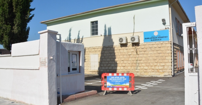 DUMLUPINAR HÜRRİYET OKULU’NUN BAHÇESİ GÜZELLEŞTİRİLDİ