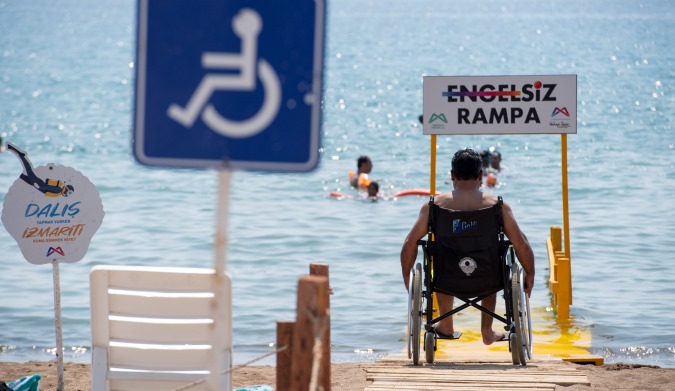 MERSİN BÜYÜKŞEHİR’İN TÜM PLAJLARINDA ARTIK ‘ENGELSİZ RAMPA’ VAR
