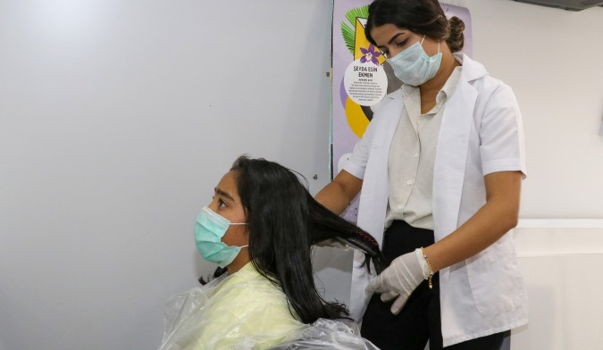 MOBİL KUAFÖR’DE SAÇLARI KESİLEN OKULLU MİNİKLERİN YÜZLERİ GÜLÜYOR