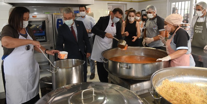 YENİŞEHİR BELEDİYESİ AŞEVİ’NDE VATANDAŞLARA AŞURE İKRAMI