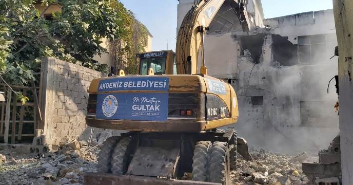 AKDENİZ BELEDİYESİ, RİSK TEŞKİL EDEN METRUK BİNALARI YIKMAYA DEVAM EDİYOR