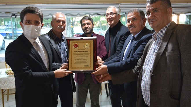GÜLNAR İLÇE KAYMAKAMI BAYRAKLI’YA ‘FAHRİ HEMŞEHRİLİK BERATI’ VERİLDİ