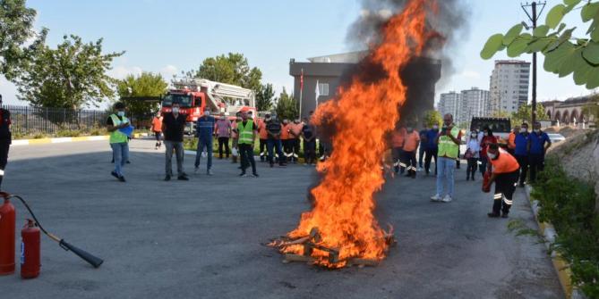 MERSİN’DE BELEDİYE PERSONELİNE TATBİKATLI YANGIN EĞİTİMİ