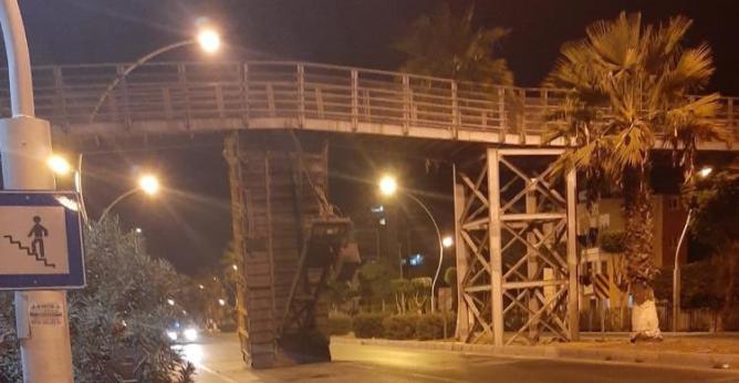 DAMPERİ AÇIK KALAN KAMYON KÖPRÜYE ÇARPTI