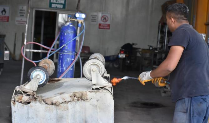 TARSUS’TA ÇÖP KONTEYNERLERİ YENİLENİYOR