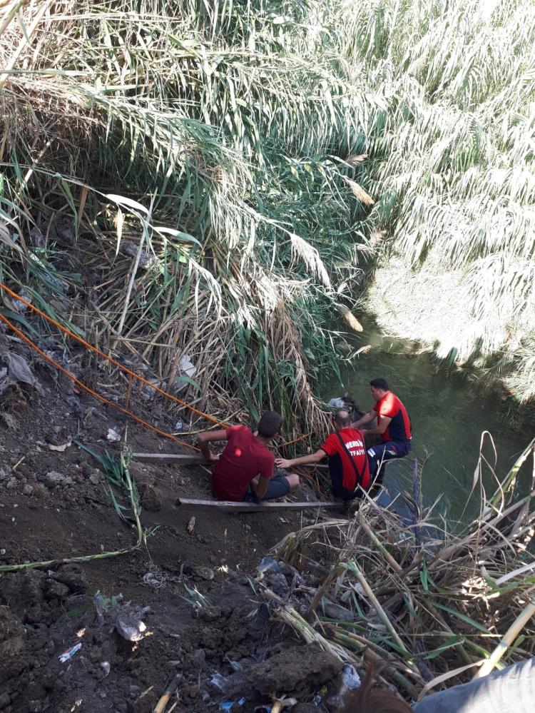 SULAMA KANALINA DÜŞEN ATI İTFAİYE KURTARDI
