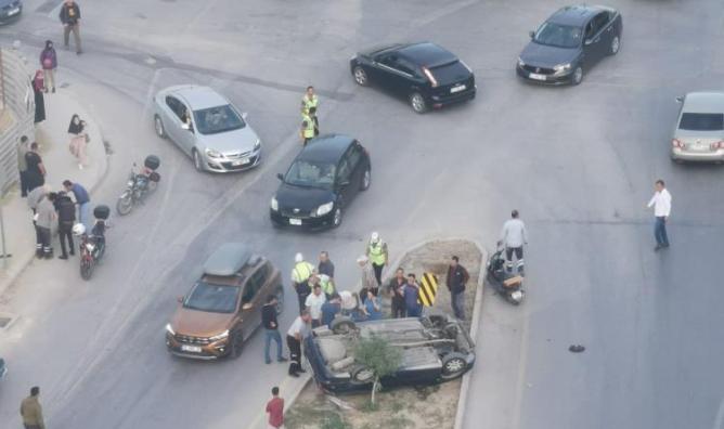 TARSUS’TA TİCARİ ARAÇ İLE OTOMOBİL ÇARPIŞTI: 3 YARALI