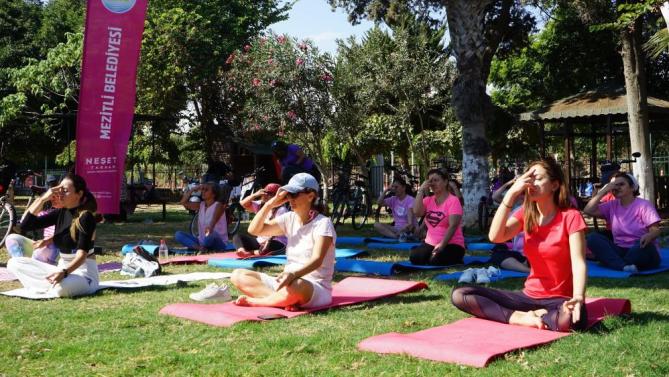 MEME KANSERİNE YOGA YAPARAK DİKKAT ÇEKTİLER