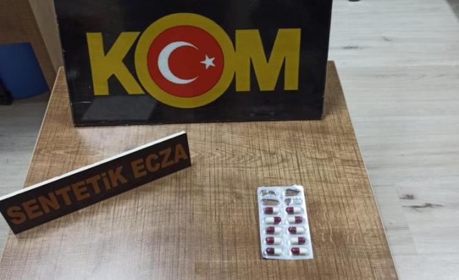 SİLİFKE’DE BİR KİŞİ UYUŞTURUCU HAP SATARKEN YAKALANDI