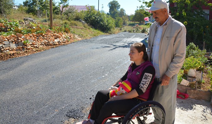 BÜYÜKŞEHİR, ÖZEL GEREKSİNİMLİ AYŞE KIRDAĞ’IN ASFALT TALEBİNİ HIZLA YANITLADI