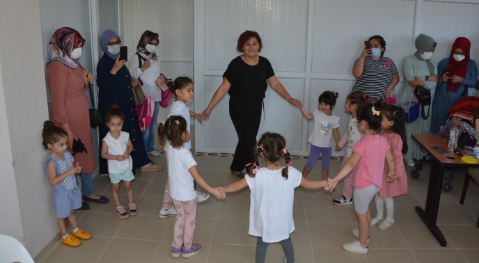 KIZ ÇOCUKLARI, ATÖLYE ETKİNLİKLERİYLE ÖĞRENİRKEN EĞLENDİ