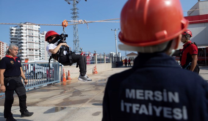 ÖZEL ÇOCUKLARIN BİR GÜNLÜK İTFAİYECİLİK HEYECANI