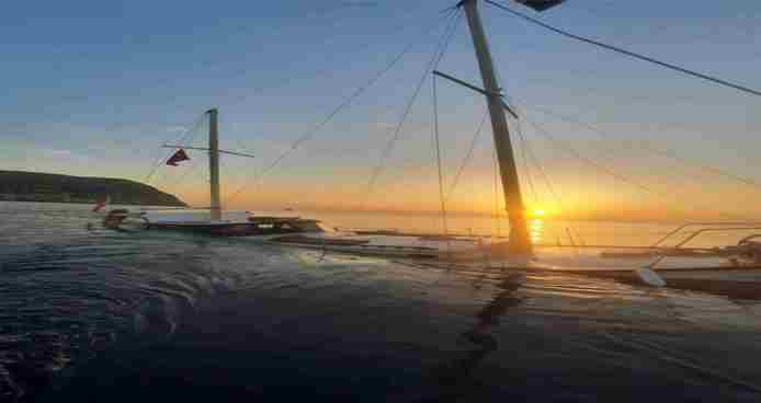 GEZİ TEKNESİ BATTI, 2 KİŞİYİ BALIKÇILAR KURTARDI