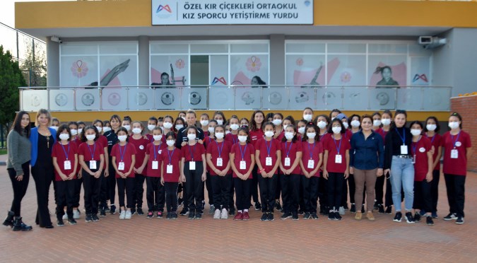 A Milli Kadın Futbol Takımı, Kır Çiçekleri ile buluştu