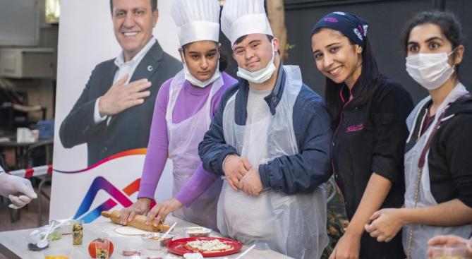 Özel gereksinimli bireyler ilk kez pizza yaptı