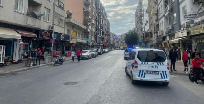 Mersin’de bir kişinin yaralandığı silahlı kavga kamerada