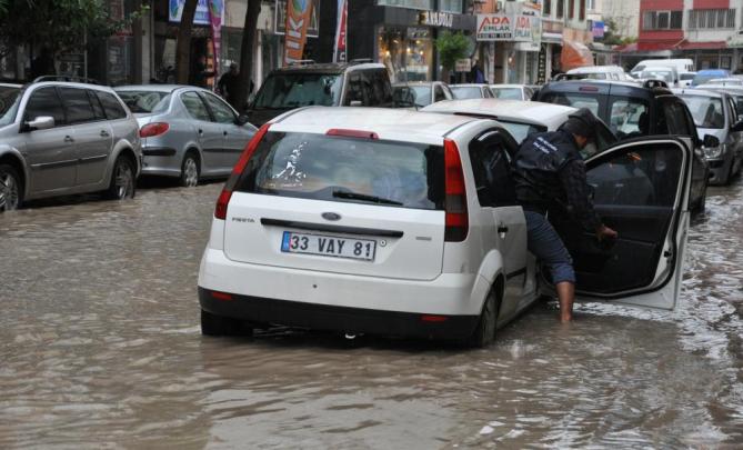 Silifke’de yağışlar sele neden oldu, araçlar sulara kapıldı
