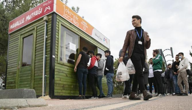 Mersin’de ‘mahalle mutfakları’ hizmeti üniversite önlerine geldi