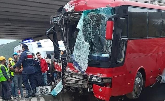 İşçi servisleri kafa kafaya çarpıştı