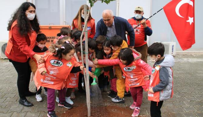 Fidanları toprakla buluşturan çocuklar, can suyunu suluklarıyla verdi