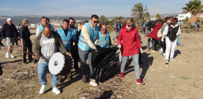 Davul eşliğinde sahilde temizlik, Ruslar da eşlik etti