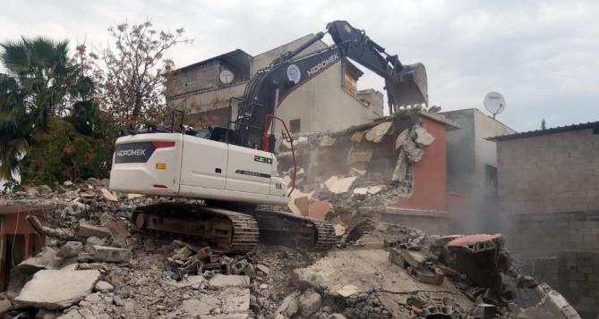 Akdeniz Belediyesi metruk binaların yıkımına devam ediyor