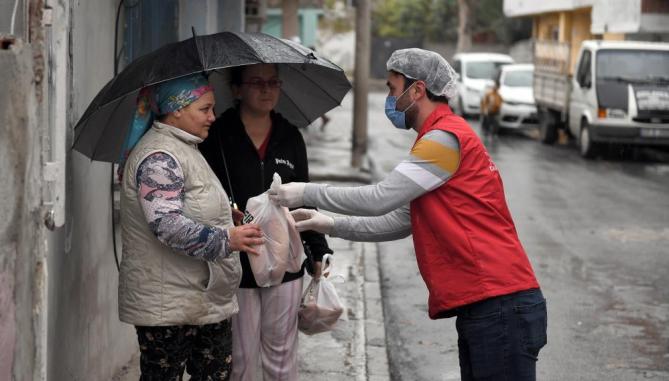 Mersin Büyükşehir Belediyesi ihtiyaç sahibi vatandaşlara ücretsiz ekmek dağıtıyor
