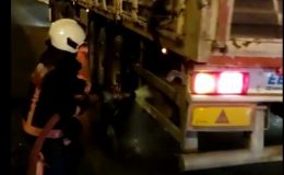 Tır yanmaktan son anda kurtarıldı